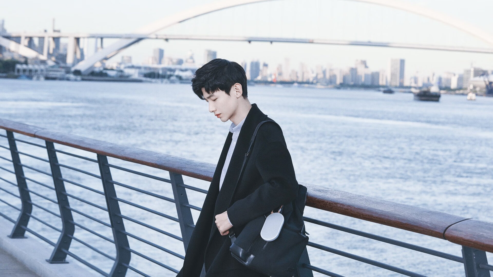 双前腰自由移动打乱对方防线，双前腰双前锋阵型